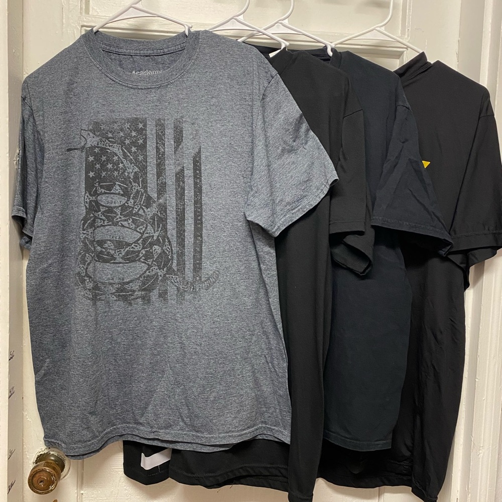 MENS TSHIRT bundle of 4 TSHIRT size Large 2 US flag & 2 ARMY tshirts